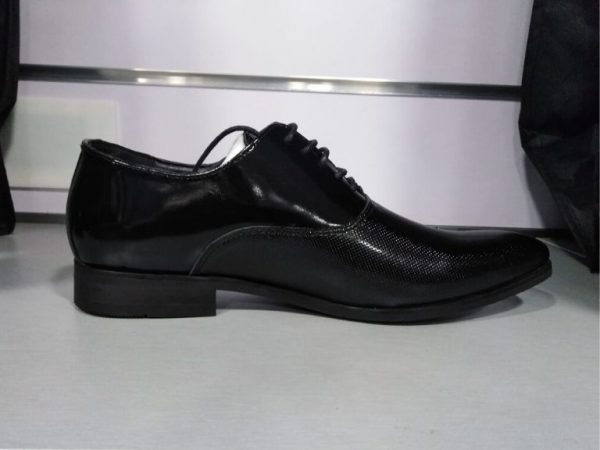 Zapato de vestir con relieve en negro