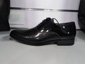 Zapato de vestir con relieve en negro