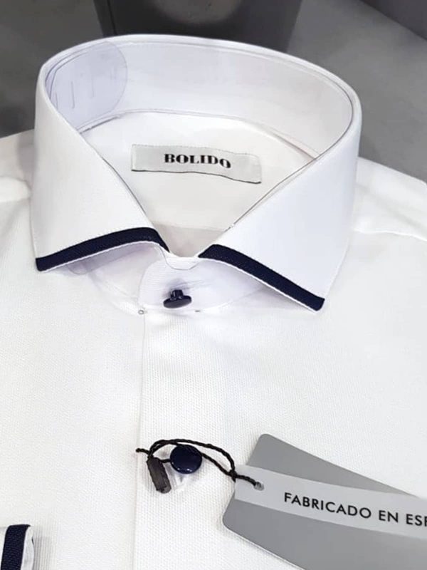 Camisa blanca de ceremonia con filo negro CAM29 - Conecta Moda Joven Granada
