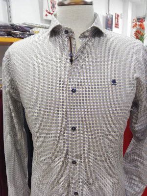 Camisa estampada blanca con detalles en azul y beige - Conecta Moda Joven