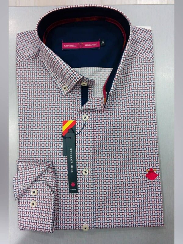 Camisa estampada blanca con detalles en granate - Conecta Moda Joven Tienda de ropa de caballero en Granada