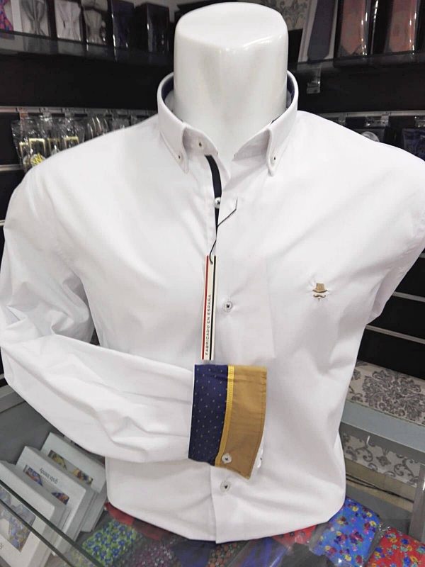 Camisa lisa blanca con detalles en azul - Conecta Moda Joven