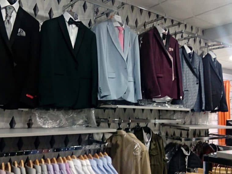 Conecta Moda Joven - Tienda de trajes y ropa de sport para hombre en Granada - Plaza de Toros