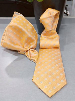 Corbata amarilla con dibujo y pañuelo - Conecta Moda Joven Tienda de ropa de caballero en Granada