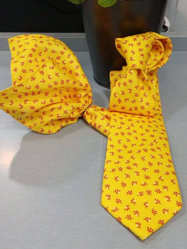 Corbata estampada amarilla con pañuelo - Conecta Moda Joven Tienda de ropa de caballero en Granada