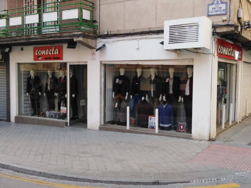 Tienda de trajes junto a Plaza de Toros de Granada - Conecta Moda Joven