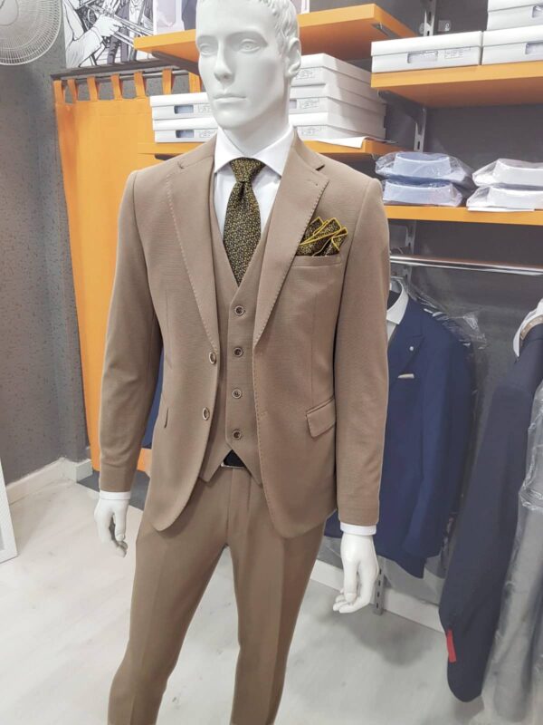 Traje de fiesta beige con chaleco TRF29 - Conecta Moda Joven trajes de hombre en Granada