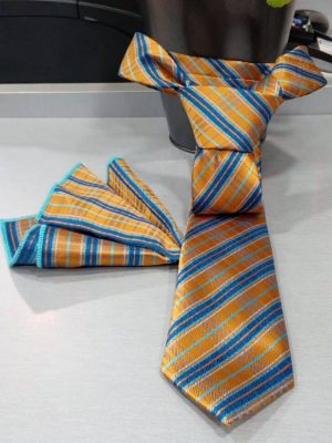 Corbata de rayas amarilla y azul con pañuelo Conecta Moda Joven Granada