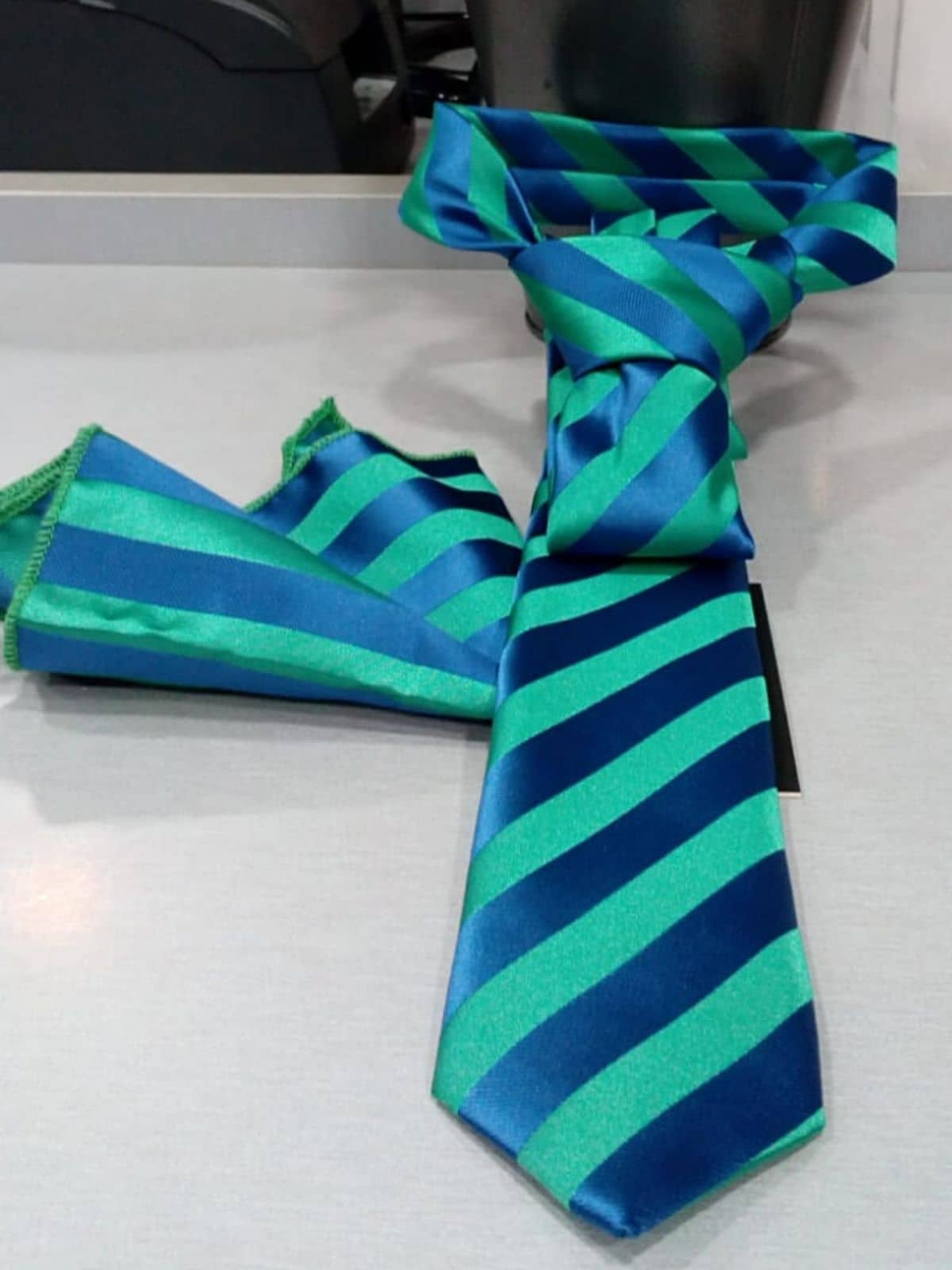 Corbata de rayas verde y con pañuelo (COM-18) - Conecta Moda Joven