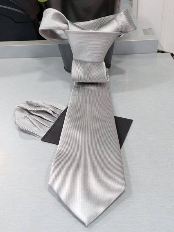 Corbata gris con pañuelo Conecta Moda Joven