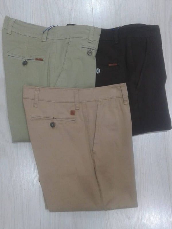 Pantalones chinos de vestir en los colores beige, caqui y marrón Conecta Moda Joven Granada